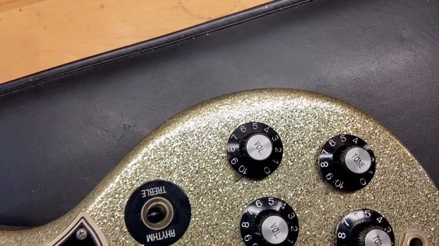 2007 Gibson Custom Shop SG Custom Maestro Silver Sparkle смотреть онлайн