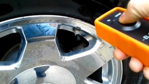 Копия видео "Привязка датчиков давления в шинах. GM trucks, Cadillac Escalade"