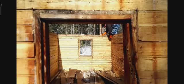 РазборИзбушки. Всё напрасно. Брус сцеплен скобами. Брус идеален. Будем её же восстанавливать.