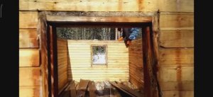 РазборИзбушки. Всё напрасно. Брус сцеплен скобами. Брус идеален. Будем её же восстанавливать.