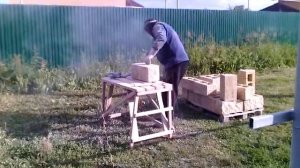 Подготовка блоков для кладки столбов забора.