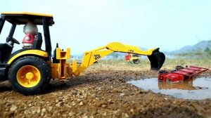 Игрушки катаются по берегу водоёма
