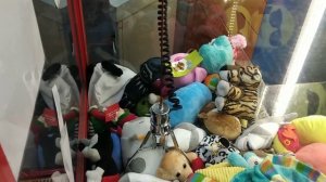 Вот как выиграть игрушки в автомате хватайка!Оператор в облаве?