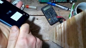 как снять заднюю крышку с телефона LG-K220 ds