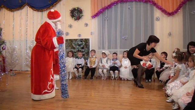 Видео детского новогоднего утренника в Азнакаево смотреть онлайн
