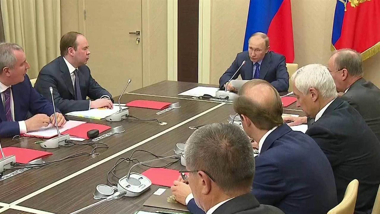 Владимир Путин проводит совещание по основным параметрам госпрограммы вооружения на 2018-2025 годы