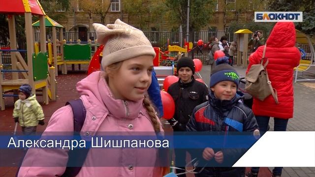 Наталья Водянова открыла детскую площадку в Комсомольском саду для всех детей Волгограда.