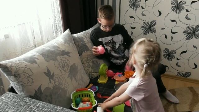 КАТЯ ПРОДАВЕЦ.КАК КАТЯ ИГРАЕТ С БРАТОМ . смотреть онлайн