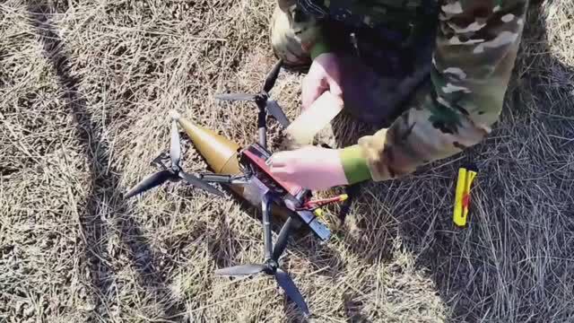 Расчёты FPV-дронов группировки «Днепр» уничтожают противника.