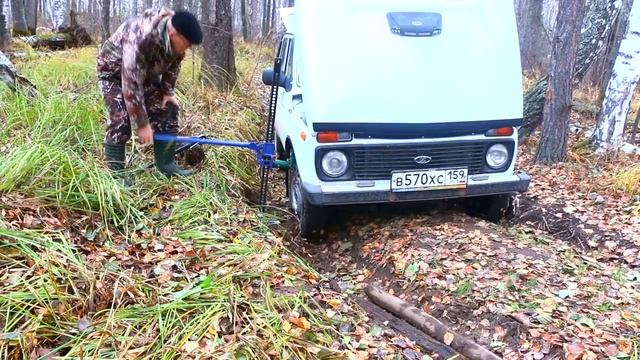 Как вытащить машину в лесу. смотреть онлайн