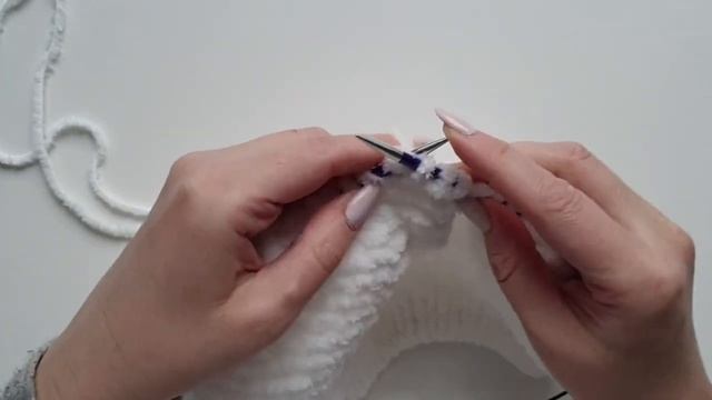 МК - плюшевый чепчик спицами. MK - a teddy hat with needles. смотреть онлайн