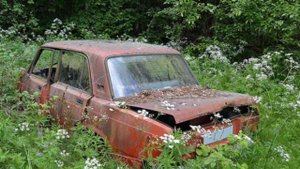 Нашли в лесу машины из 90-х