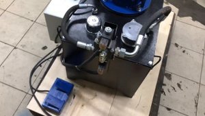 Гидростанция с электрическим распределителем управление на педалях