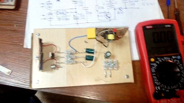 Два солнечных элемента в купе с качером Романова. Замер напряжения на выходе (до 16 вольт). Схема смотреть онлайн