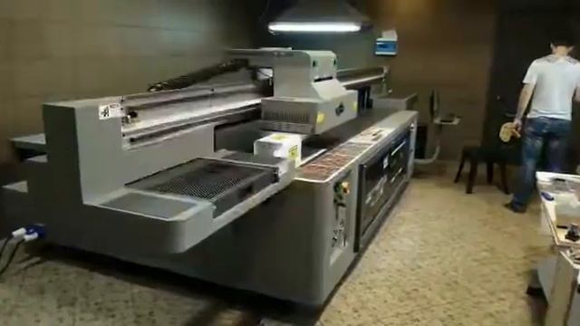 Демонстрация работы широкоформатного принтера Yotta смотреть онлайн