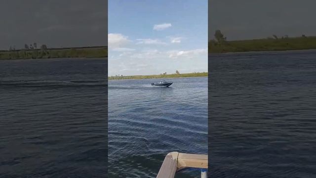 Плывём. Проплыли мимо Акатьево. Теплоход Дмитрий Донской.