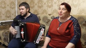 Бабушка с внуком исполняют песню "Виновата ли я" под гармонь.