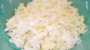 Холодный суп с капустой и огурцами на кефире