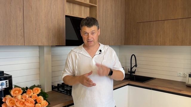 Обзор кухни в трендовом дизайне - белые фасады + дерево смотреть онлайн