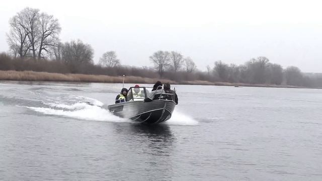 8 человек на борту моторной лодки Салют-480. 8 people onboard Salute-480 смотреть онлайн