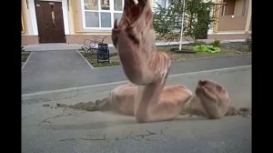 Огромные черви вылазят из под земли