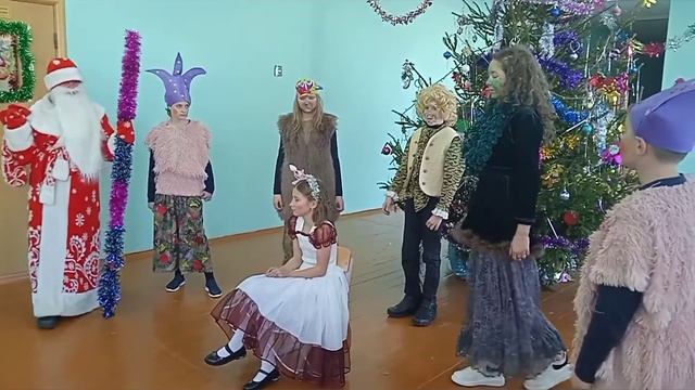 Приключения возле Новогодней ёлки 2021г. смотреть онлайн