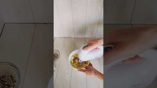 Заварные кольца с орехом и сахаром. смотреть онлайн