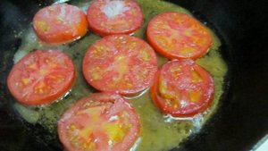 Яичница с замороженными помидорами