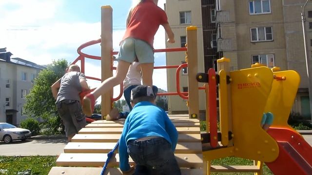Дети маленькие экстремалы!) Ничего не боятся!) Безопасность на детской площадке смотреть онлайн