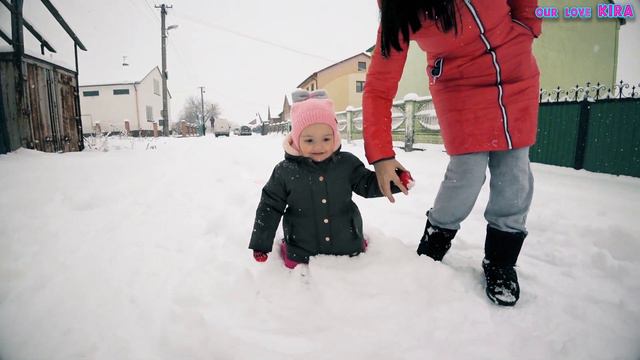 Зима, снег и маленькая Кира катается на санках | видео для детей | смотреть онлайн