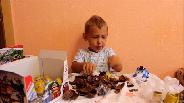 Масик открывает шоколадные яйца // Поли Робокар