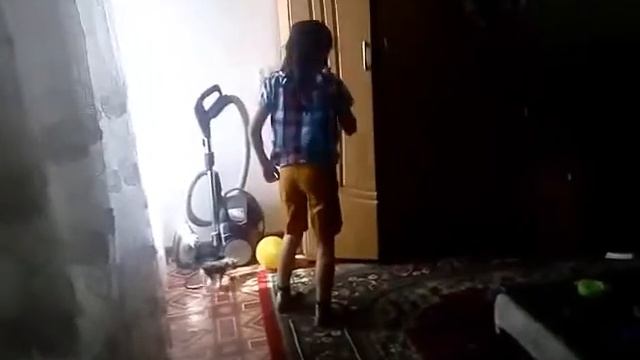Мы снимаем челленж одень одежду  девочку или мальчика.