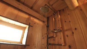 Душ в деревенской бане. (Как переделать баню в деревне).