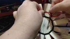 Корзинка из картона и ниток