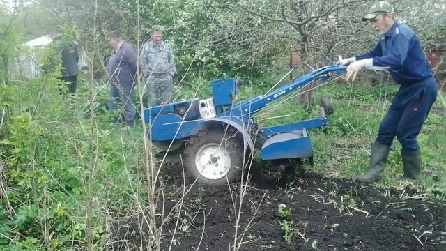 мотоблок пашет и газует