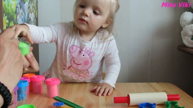 ПЛАСТИЛИН: Вика лепит из пластилина/PLASTICINE: Vika sculpts from clay