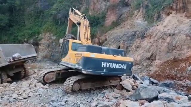 Escavadeira Hyundai Modelo 380 LC 9 ano 2013 horas 14700 horas equipamento operando em 100% смотреть онлайн