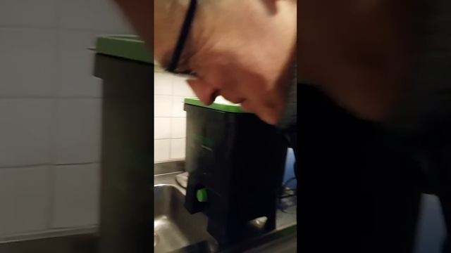 Janne komposter hemma i sitt kök смотреть онлайн