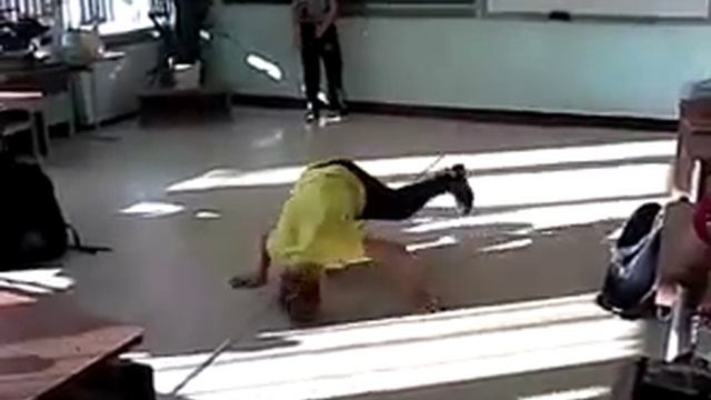 Пацаны зажигают. В школе N17 смотреть онлайн