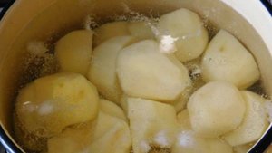Картофельное пюре с яйцом и сливочным маслом
