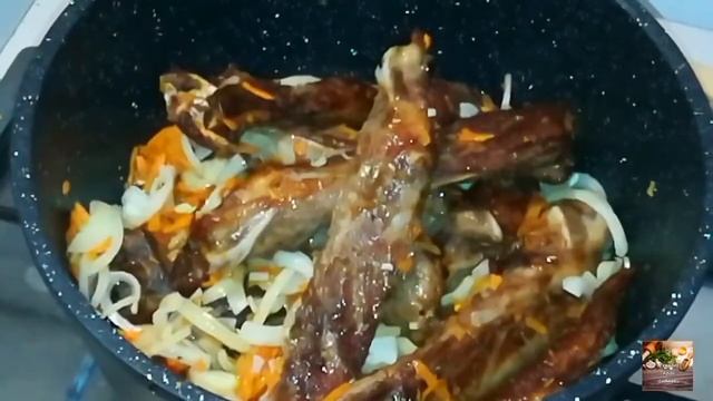 Тушеный картофель со свиными ребрами. смотреть онлайн