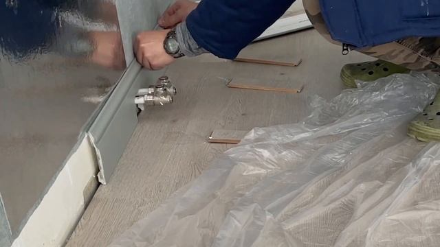 Самый легкий способ прижать напольный плинтус при приклеивании. Как прижать плинтус к стене