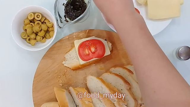 Горячие бутерброды с томатом и моцареллой