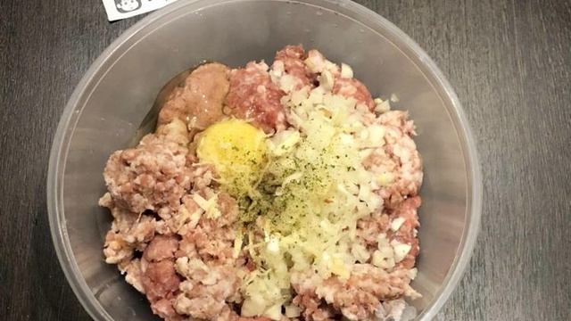 Котлеты из свиного фарша с луком и чесноком на сковороде