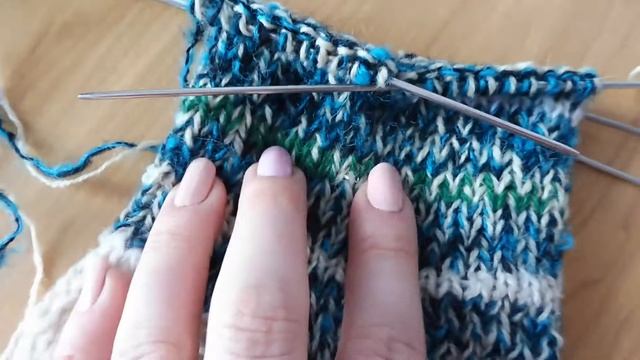 Что на спицах? Куда применить остатки пряжи. Вяжу носки, тапочки и следки. Извязываю остатки пряжи. смотреть онлайн