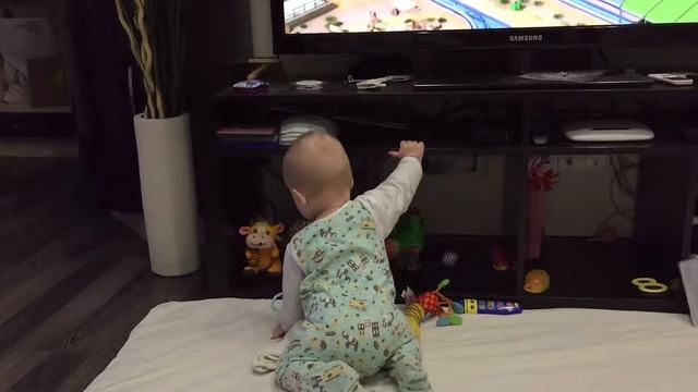 Никита смотрит мультики. Развлекается с утра) смотреть онлайн