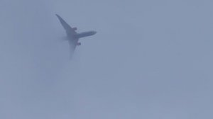 Пассажирские самолеты в тумане.