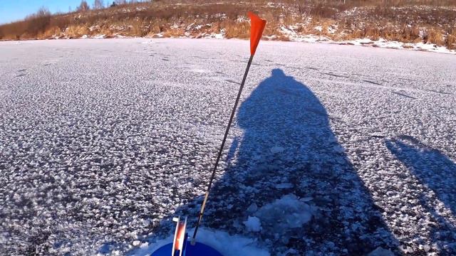 Зимняя рыбалка на жерлицы по первому льду. часть 2 смотреть онлайн