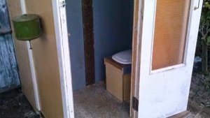 Туалет для дачи своими руками из межкомнатных дверей б/у