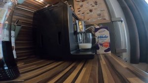 Krups Evidence Plus EA894T10 Titan - milk foam before cleaning